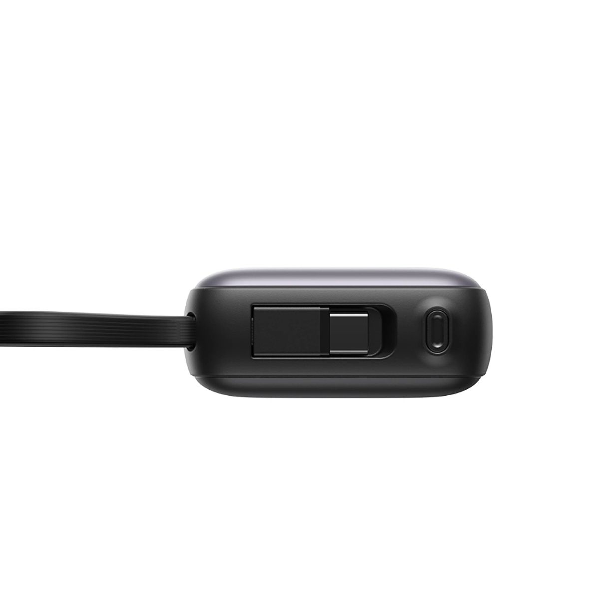 Zbliżenie na bok czarnego power banku z portem ładowania i małym przyciskiem.