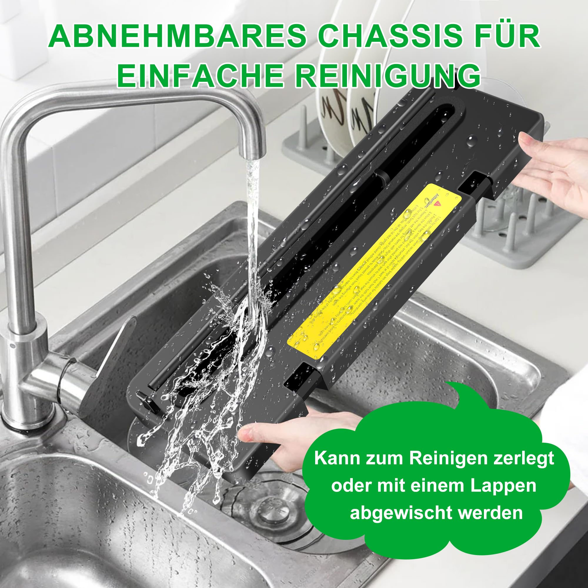 Eine Frau wäscht ein schwarz-graues Gerät in einem Edelstahlbecken.