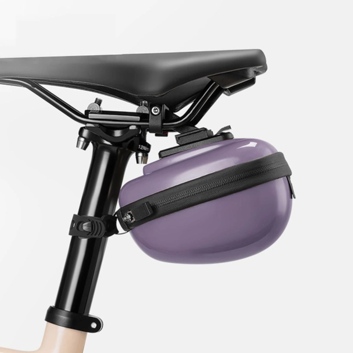 Eine lila Fahrradtasche, die an einem Fahrradsitz befestigt ist. Die Tasche hat einen schwarzen Riemen.