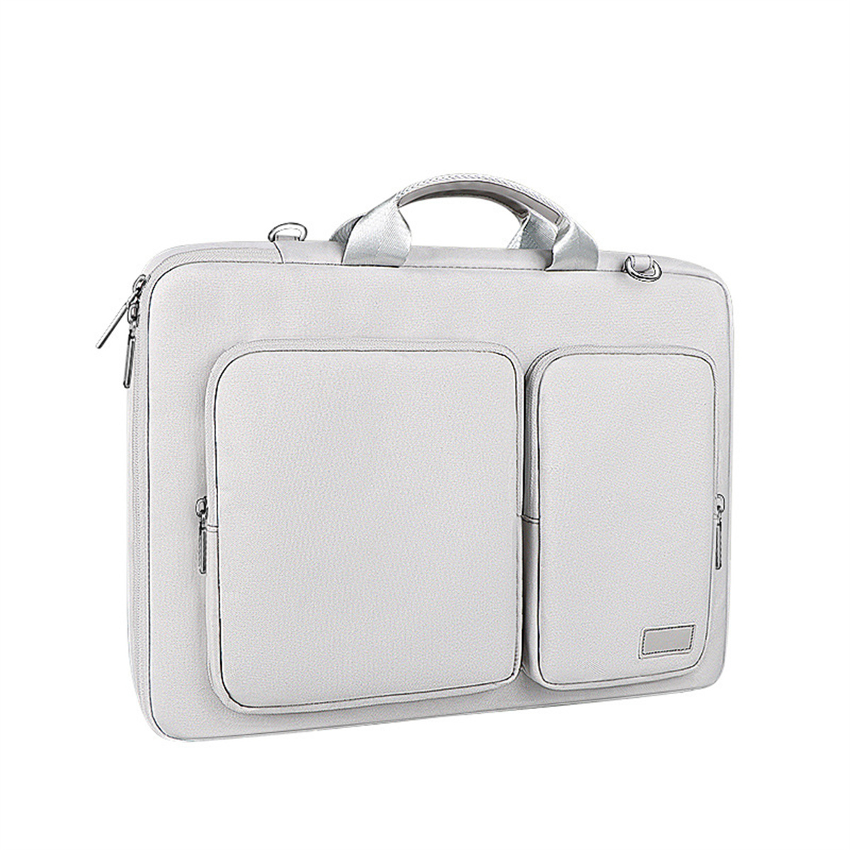 Eine graue Laptoptasche mit zwei Fronttaschen und einem Griff mit Schultergurt.