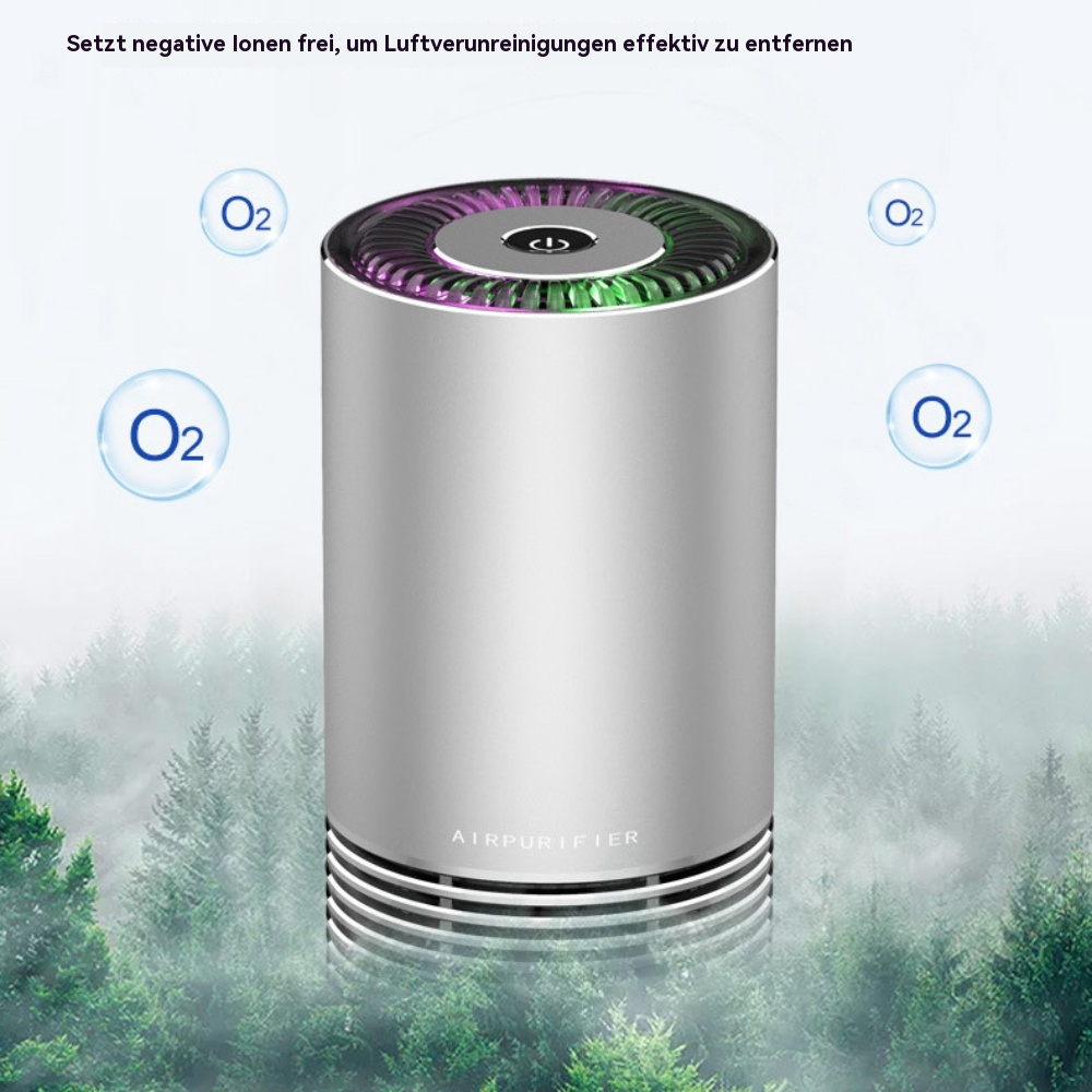 Silberner Luftreiniger mit Lichtring oben. Umgeben von nebligem Waldhintergrund.