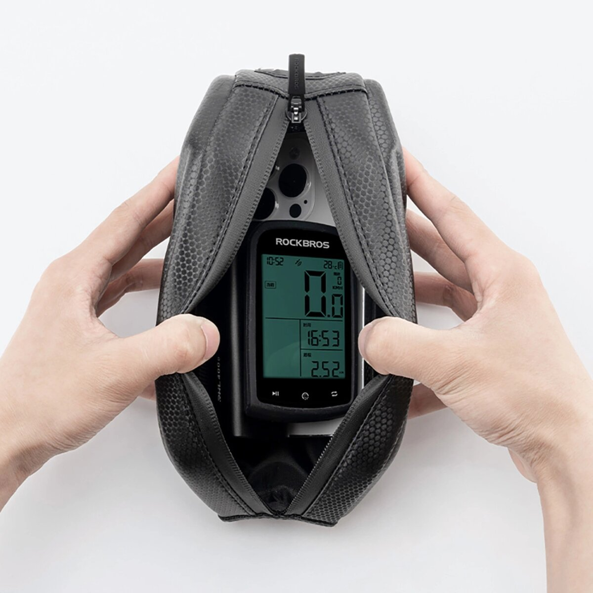 Geöffnete schwarze Fahrradtasche, zeigt ein Telefon und einen Bildschirm, mit weißem Hintergrund.