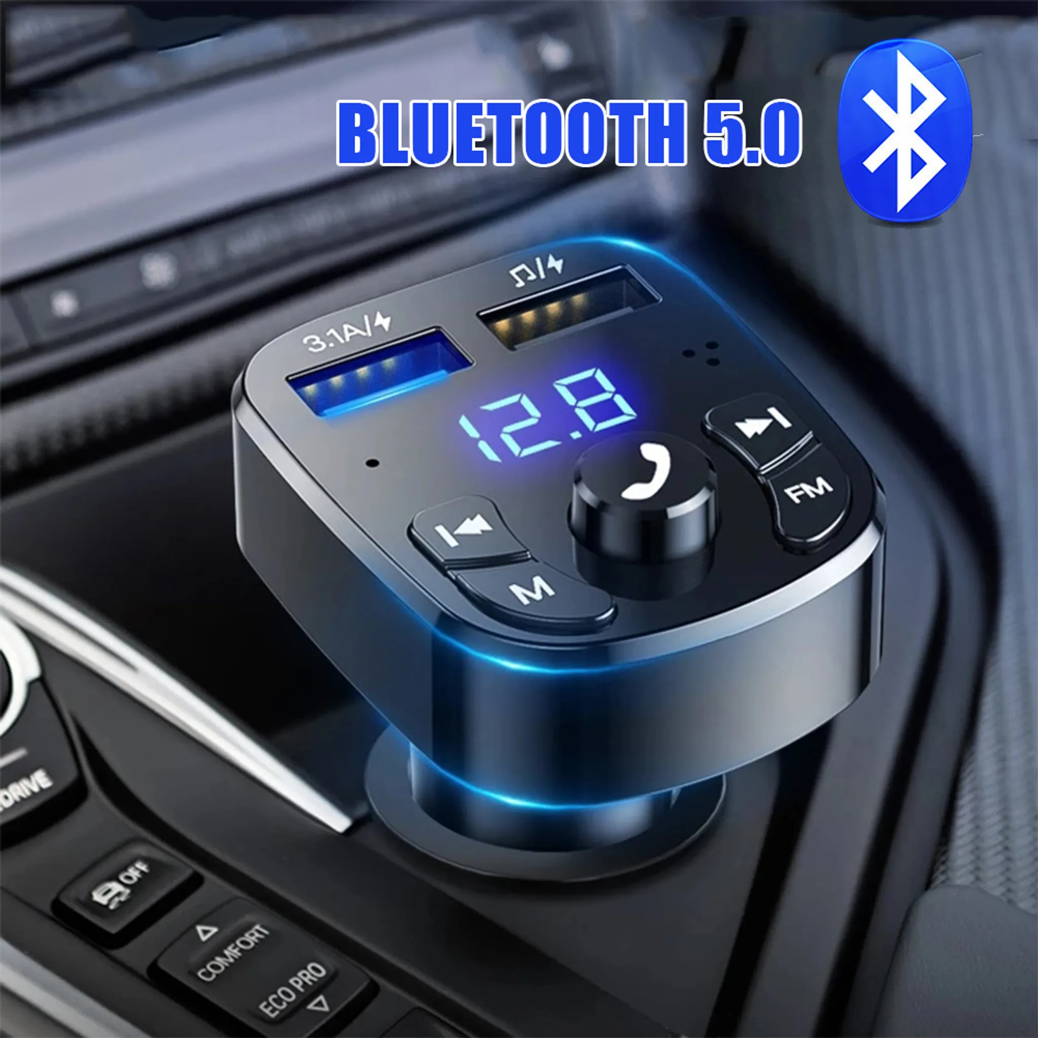 Schwarzes Autoladegerät mit Digitalanzeige, Tasten. Bluetooth 5.0 Logo wird angezeigt. Es ist in einem Auto.