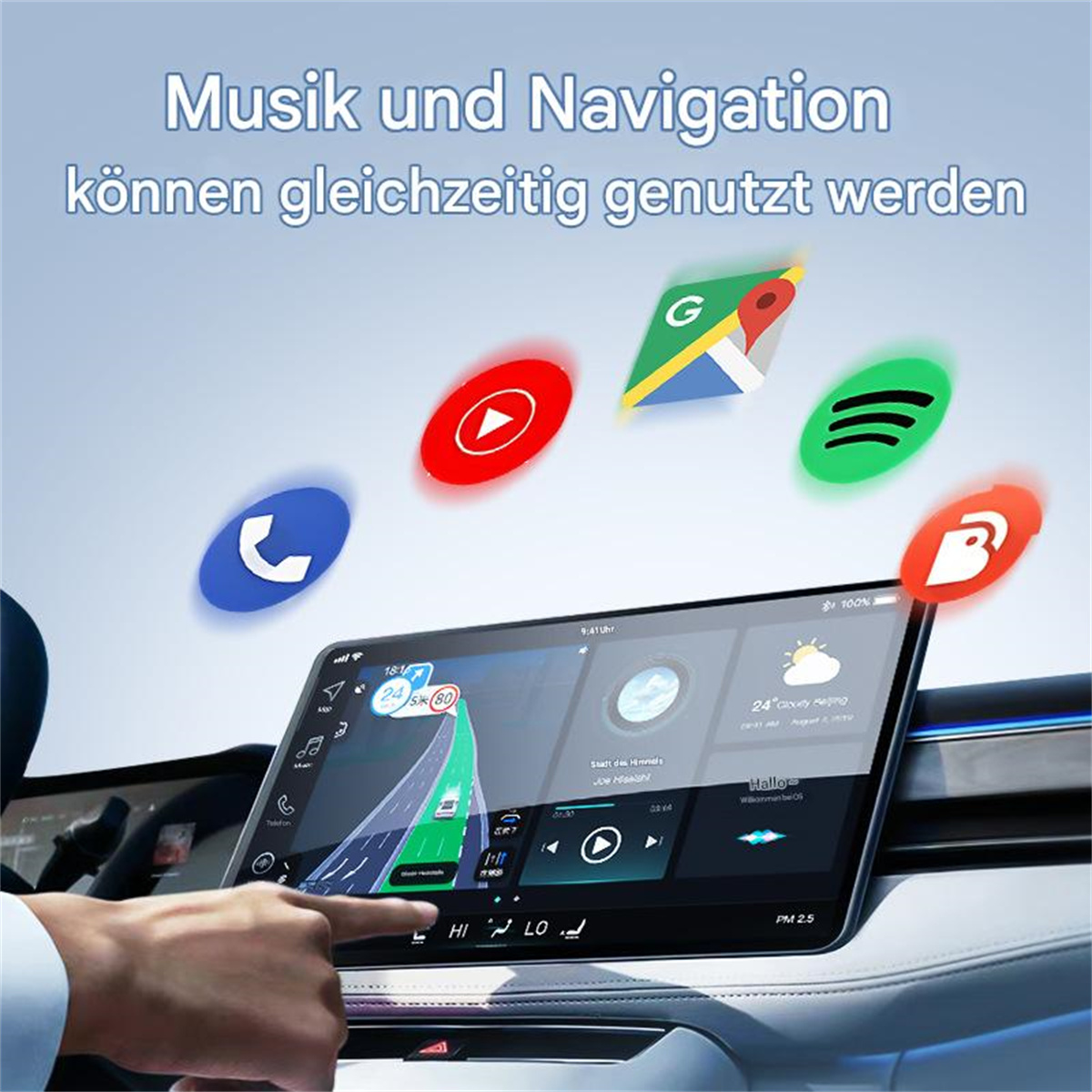 Das Bild zeigt eine Hand, die den Touchscreen eines Autos mit Musik- und Navigationssymbolen bedient. Der Bildschirm zeigt eine Karte.