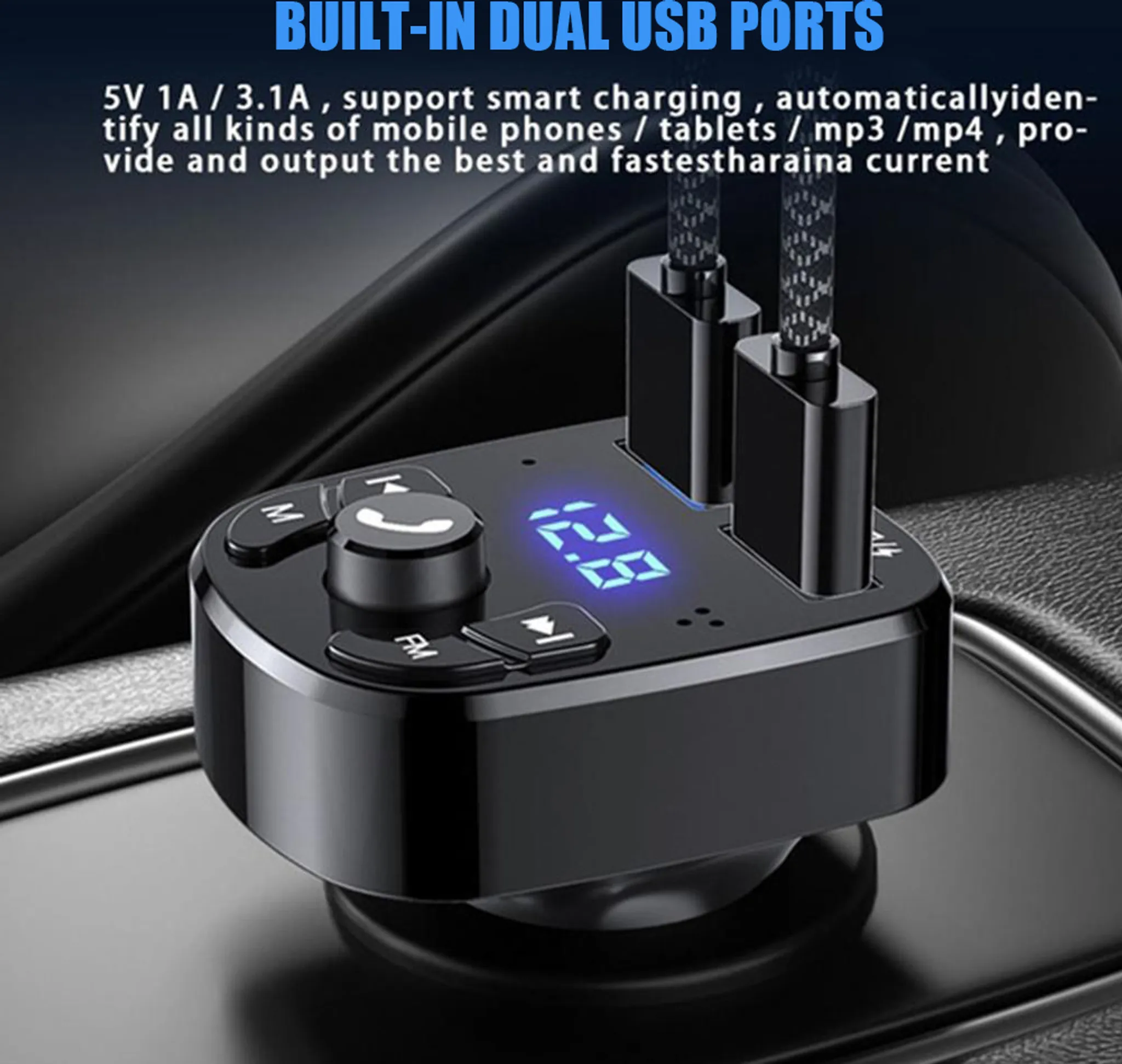 Schwarzes Autoladegerät mit zwei USB-Anschlüssen, Digitalanzeige für die Spannung. Es hat ein modernes Design.