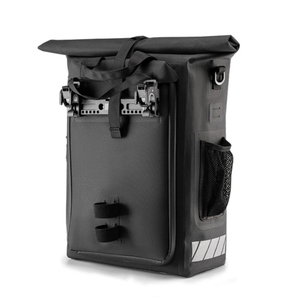 Schwarze Fahrrad-Gepäckträgertasche mit Rollverschluss, Befestigungsmaterial und reflektierenden Streifen.