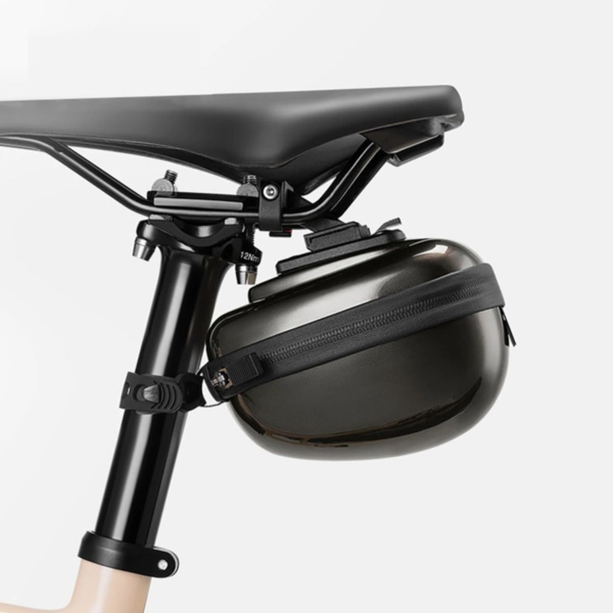 Fahrradsattel mit schwarzer Tasche. Tasche schwarz, rund, mit Reißverschluss. Der Sattel ist schwarz.