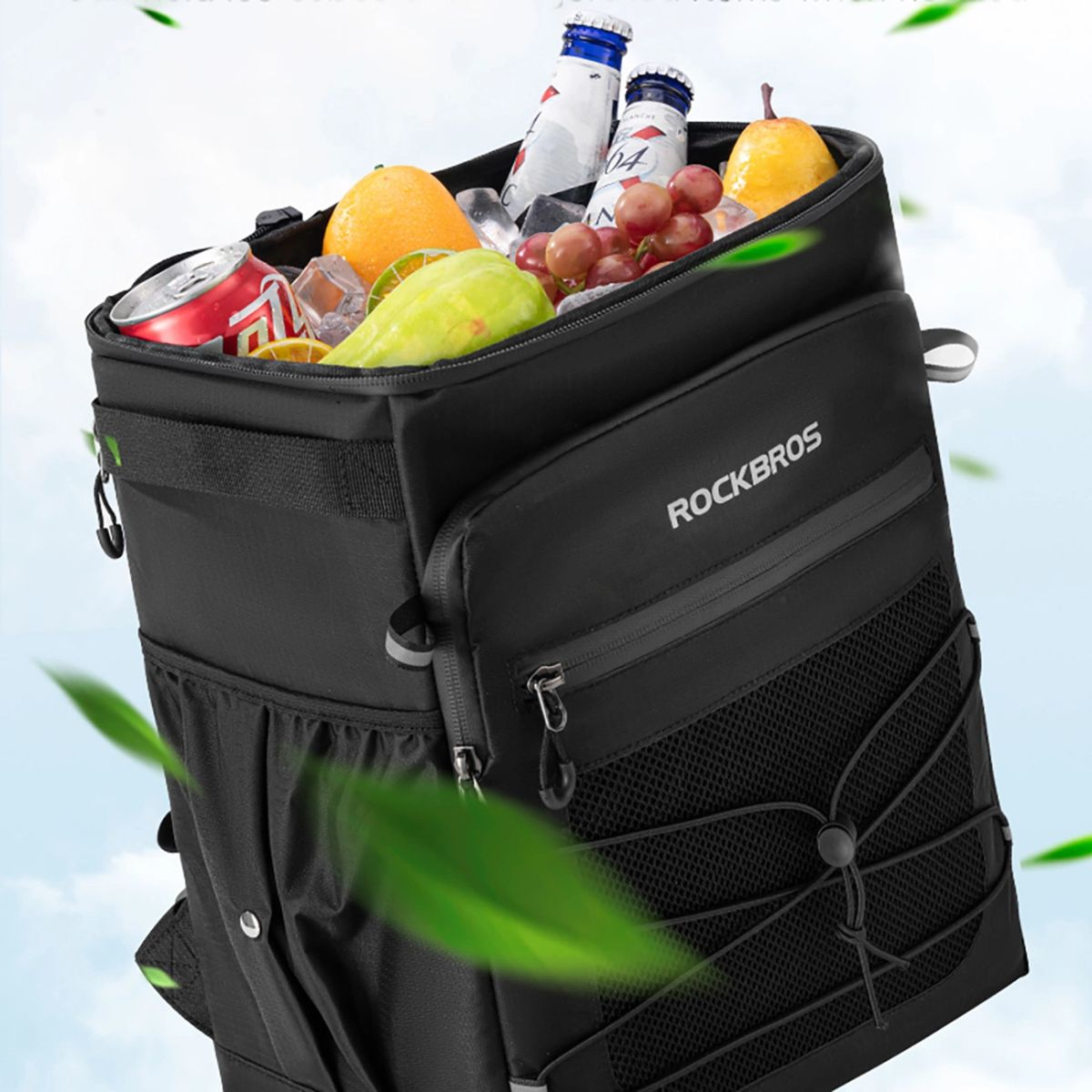 Schwarzer Fahrradrucksack mit offenem Deckel. Innen Früchte, Getränke und Eis. Netztaschen und grüne Blätter.