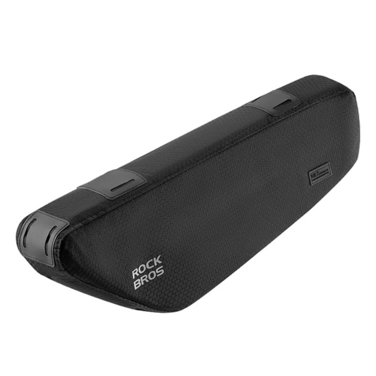 Schwarze Fahrradtasche. Sechseckmuster. "ROCK BROS" gedruckt. Die Tasche ist lang und rechteckig.
