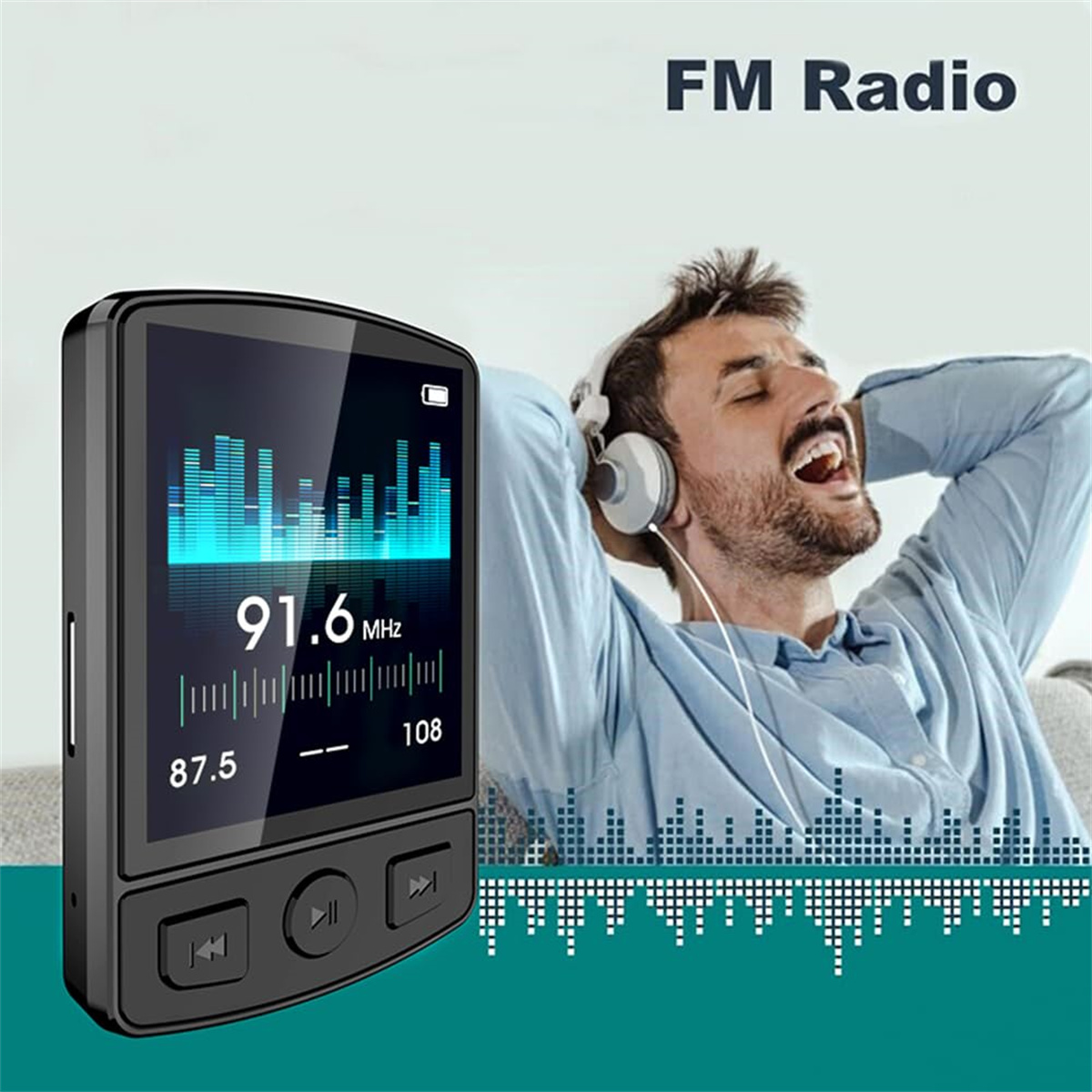 Schwarzes UKW-Radio mit Display. Mann mit Kopfhörern hört zu. Text auf dem Radio ist 91,6 MHz, 87,5-108.