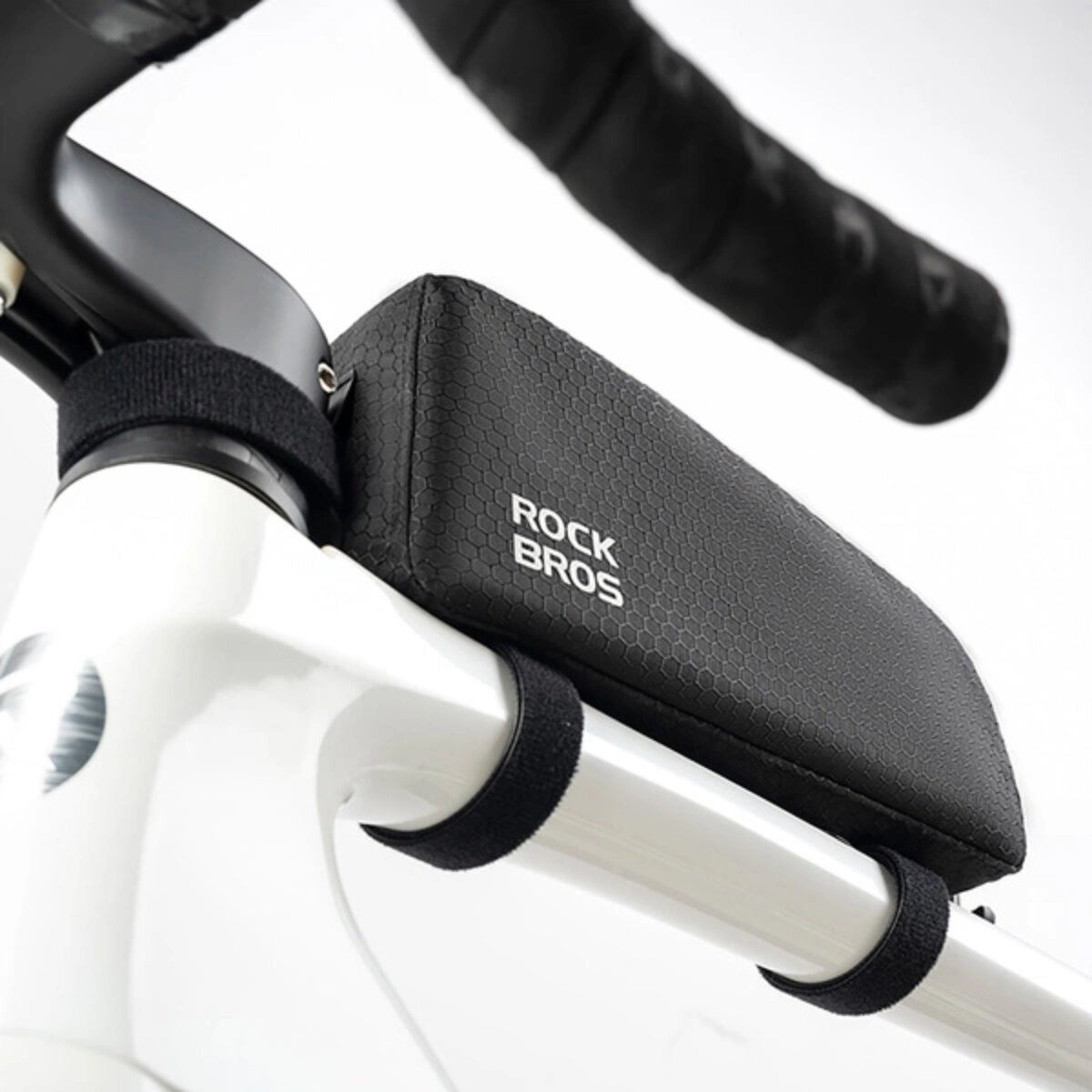 Schwarze Rahmentasche mit ROCK BROS Logo. Sie ist an einem weißen Fahrradrahmen befestigt.