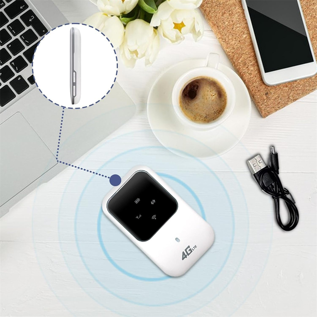 Weißes WLAN-Gerät mit 4G LTE. Enthält einen Laptop, Kaffee und ein USB-Kabel auf einer hellen Holzoberfläche.