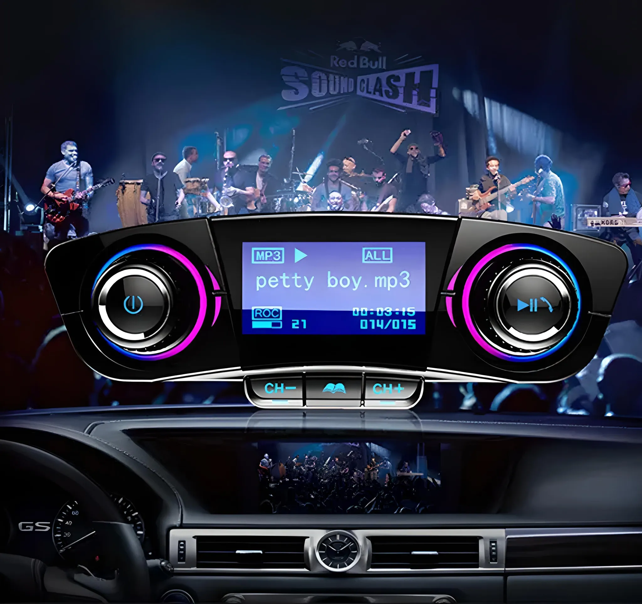 Auto-MP3-Player mit Bildschirm, der Song-Infos anzeigt. Band-Performance im Hintergrund.