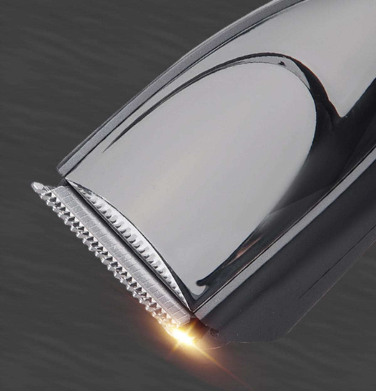 Nahaufnahme eines silber-schwarzen Haarschneiders. Dunkler Hintergrund.
