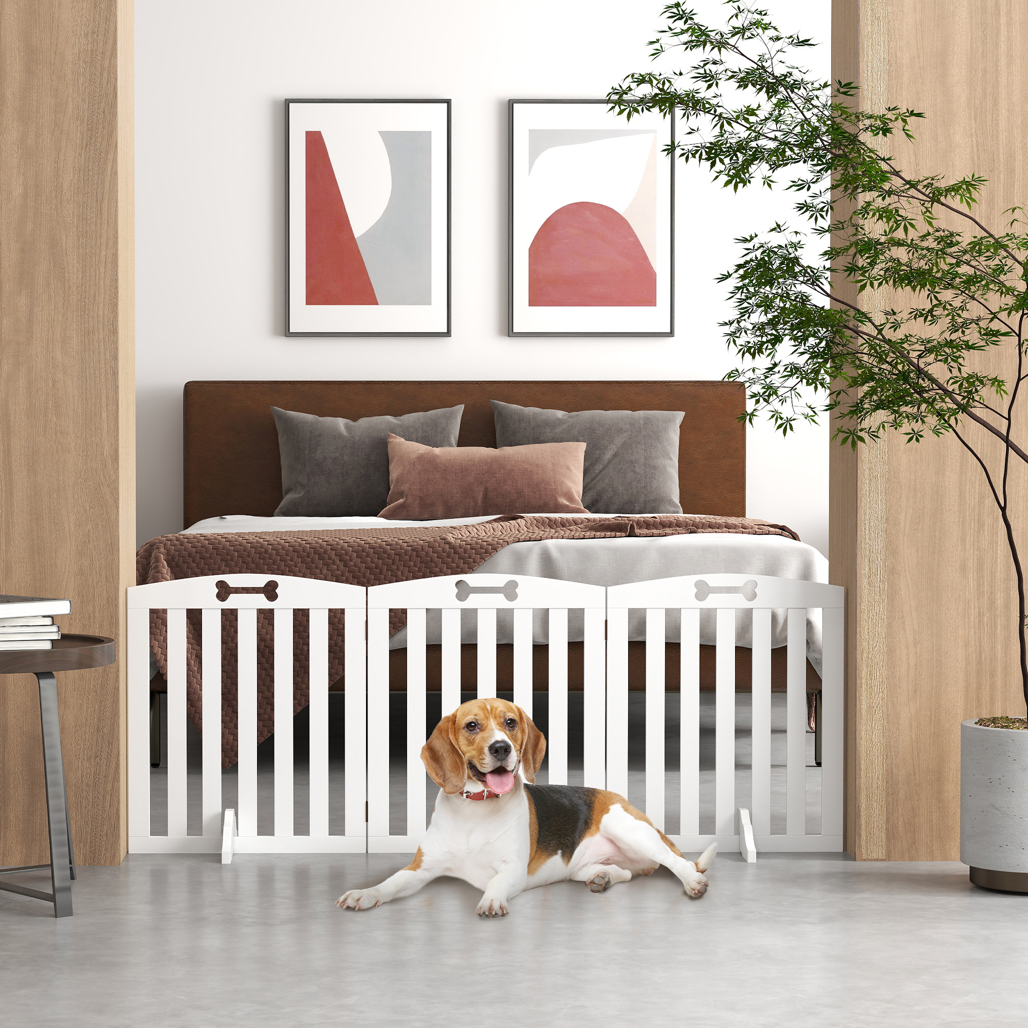 Perro Beagle acostado frente a una puerta para mascotas blanca. Texto: Apto para varias habitaciones.