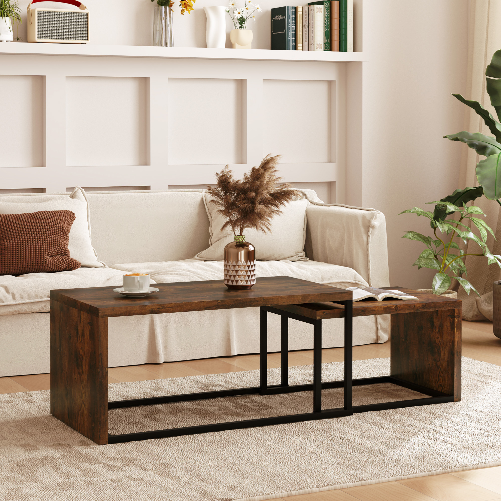 Wohnzimmeransicht mit zwei Couchtischen aus Holz, einem Sofa und dekorativen Gegenständen.