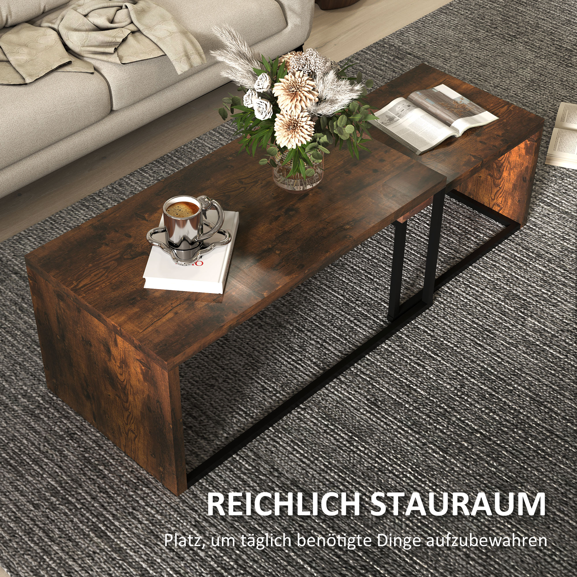 Couchtisch auf grauem Teppich, mit Kaffeetasse und Buch. Text: Reichlich Stauraum.