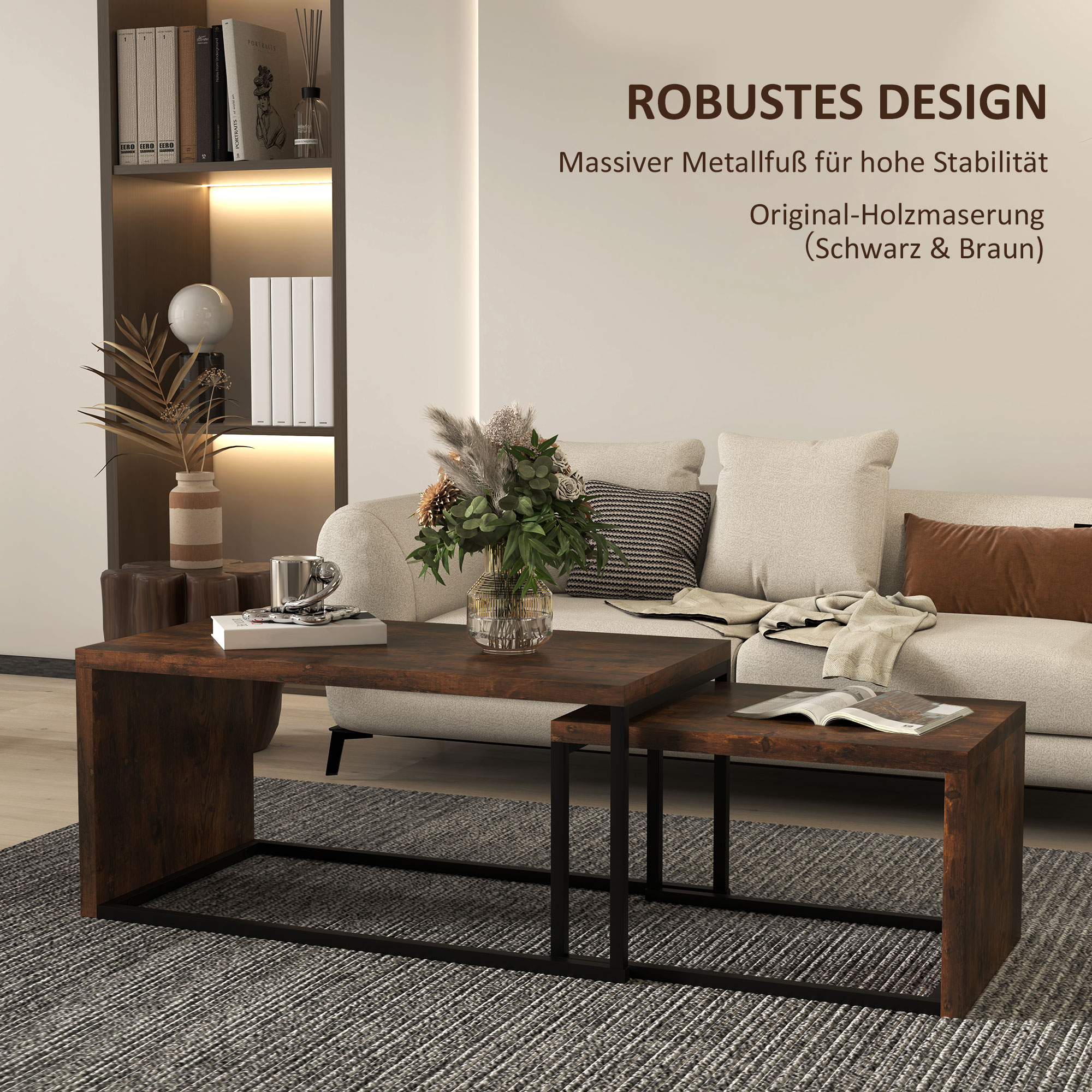 Wohnzimmer mit Couchtischen, Sofa, Teppich und dekorativen Gegenständen.