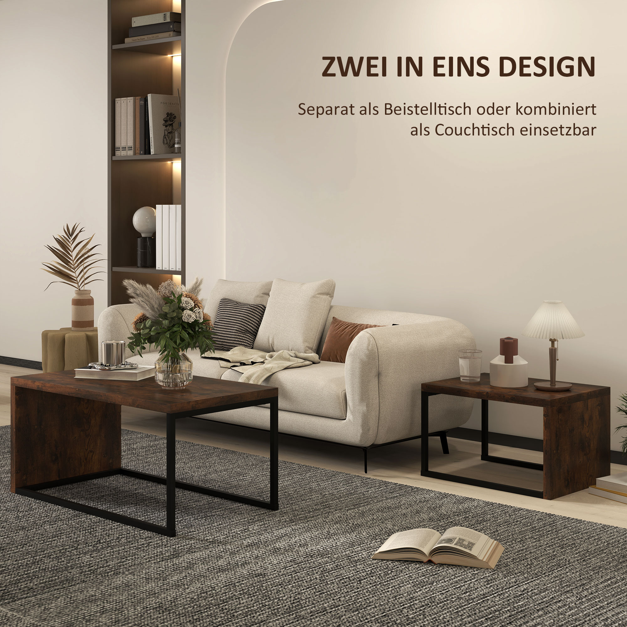 Wohnzimmer mit zwei Couchtischen aus Holz, einem Sofa und dekorativen Gegenständen.