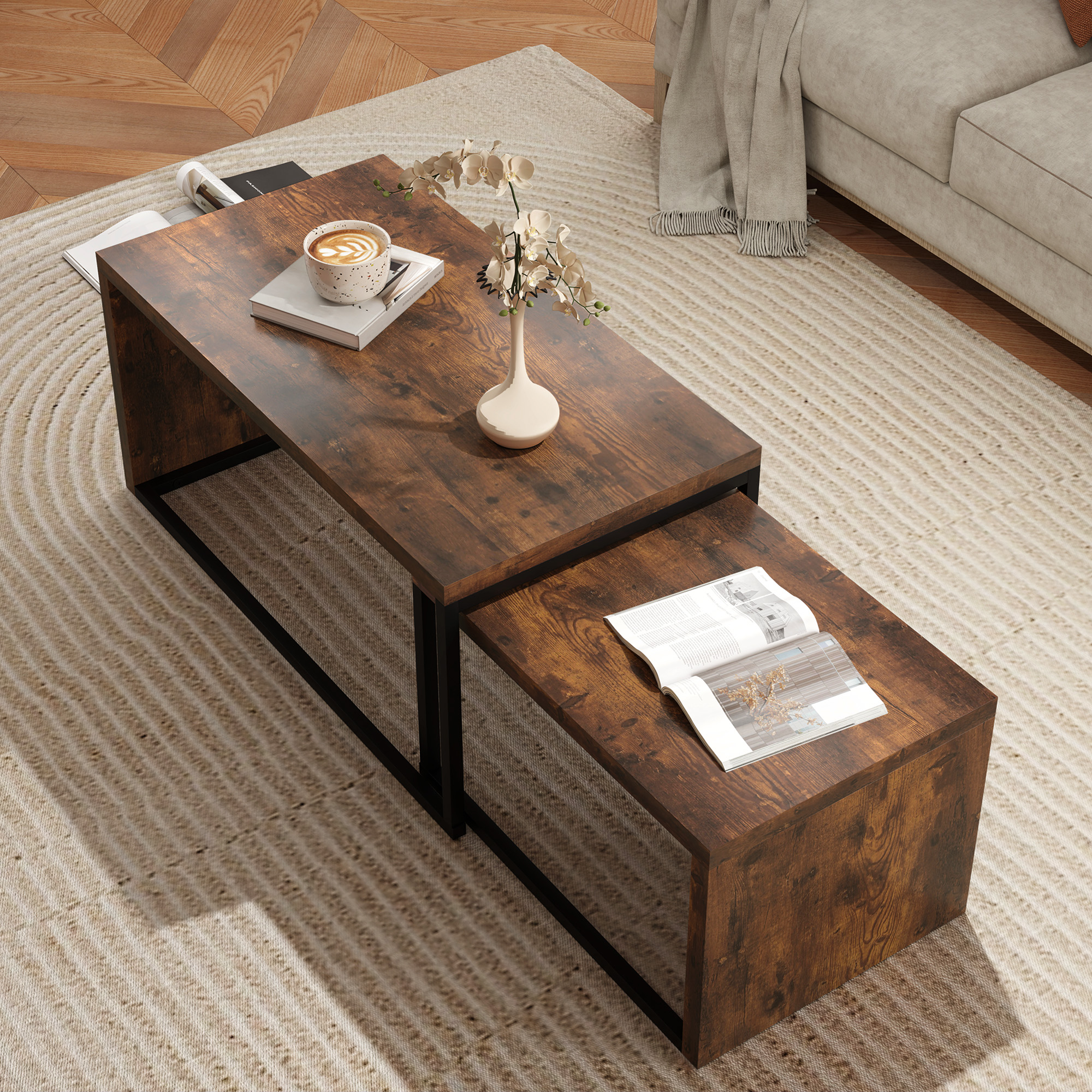 Draufsicht auf zwei Couchtische aus Holz mit Buch und Vase darauf.