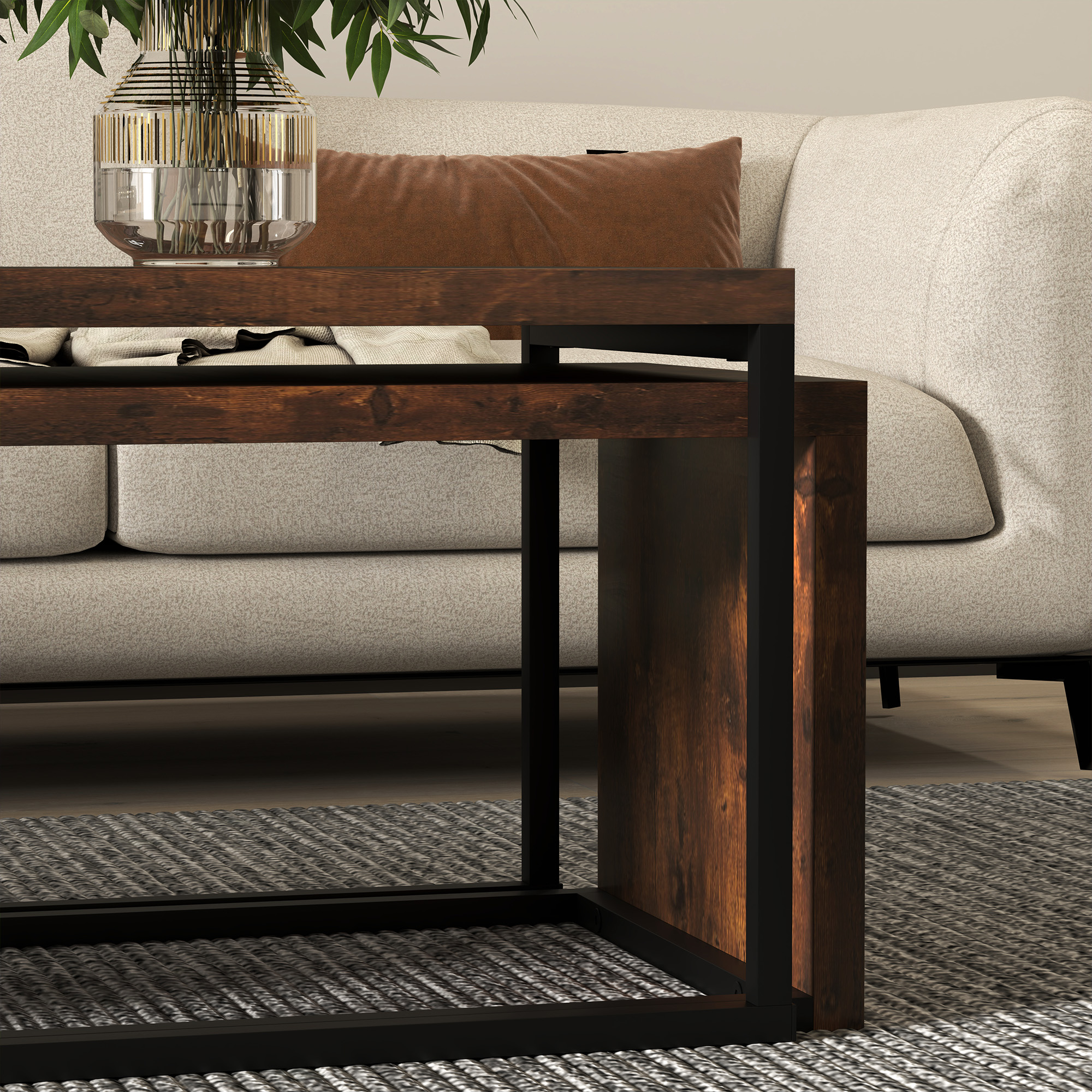 Nahaufnahme von Couchtischen aus Holz mit Sofa und dekorativen Gegenständen im Hintergrund.