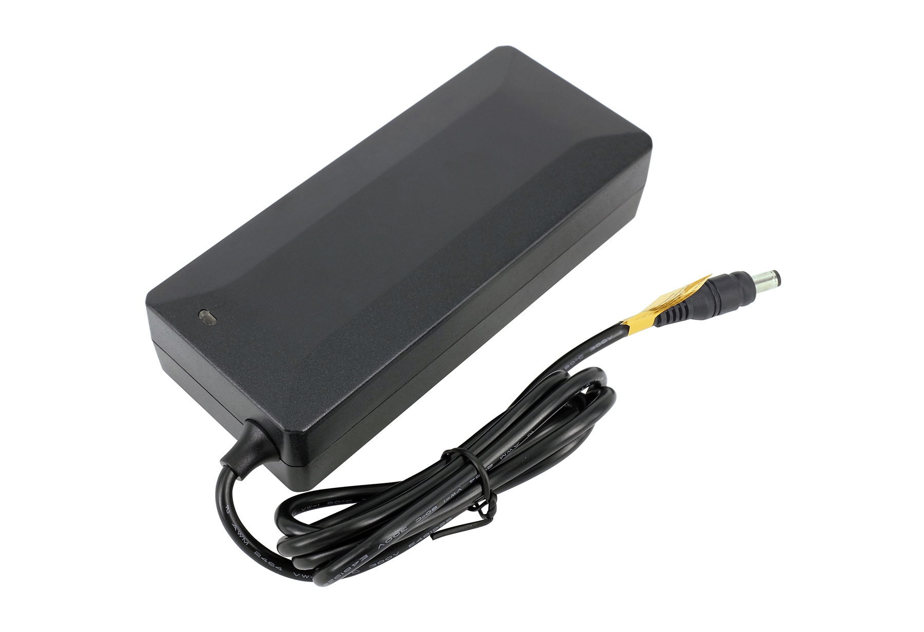 Schwarzer Netzadapter mit Netzkabel, isoliert auf weißem Hintergrund.