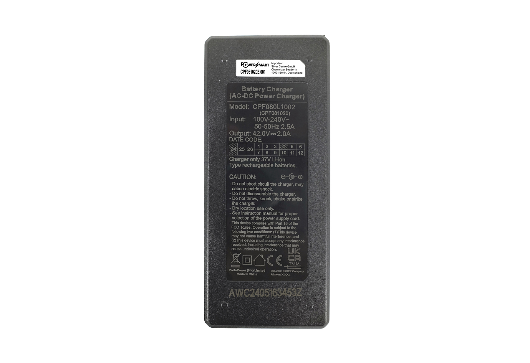 Schwarzes AC-DC-Netzteil mit Textetiketten, die Modelldetails, Eingangs-/Ausgangsspezifikationen und Sicherheitshinweise zeigen.