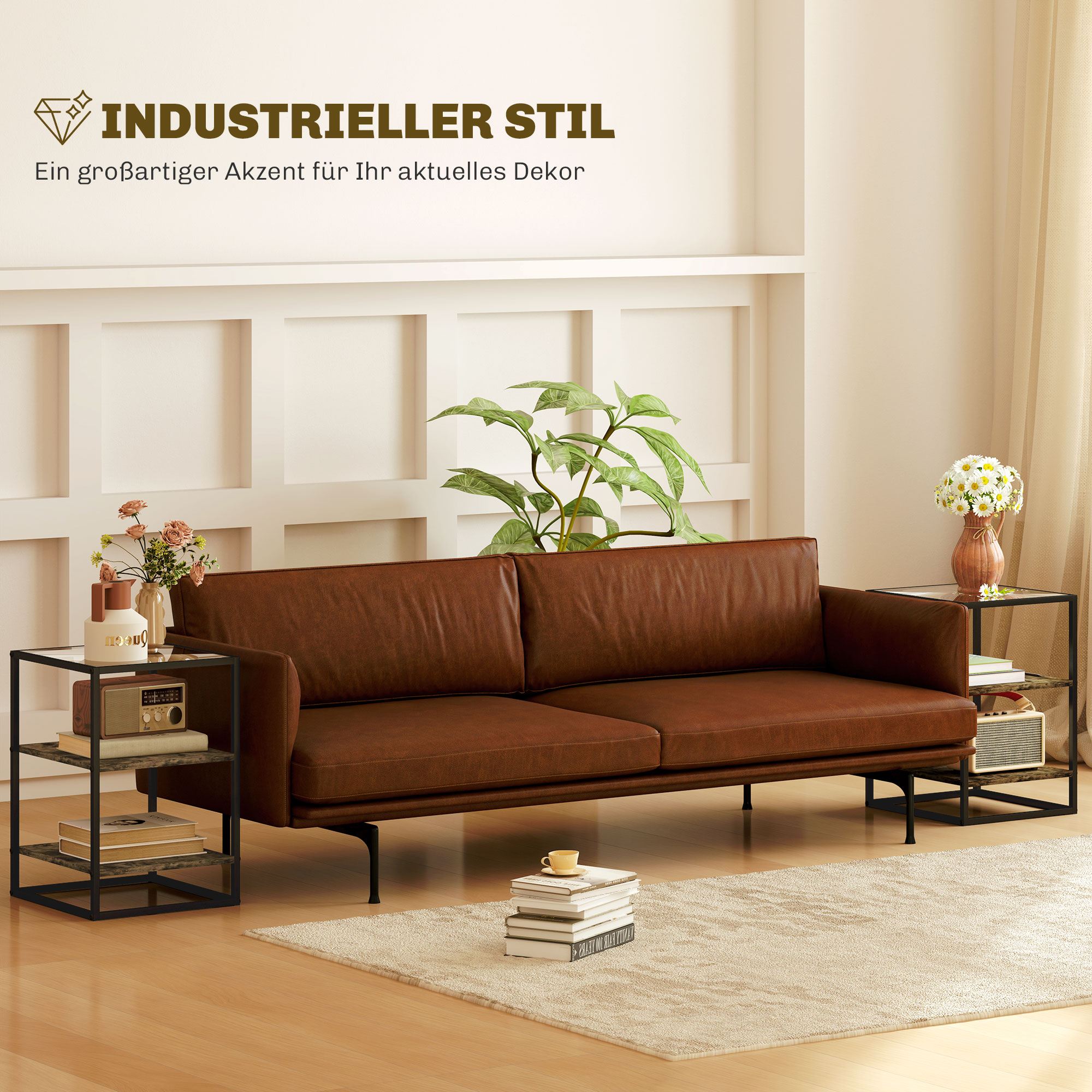 Ein braunes Ledersofa mit zwei schwarzen Beistelltischen. Es gibt eine weiße Wand und einen Teppich.