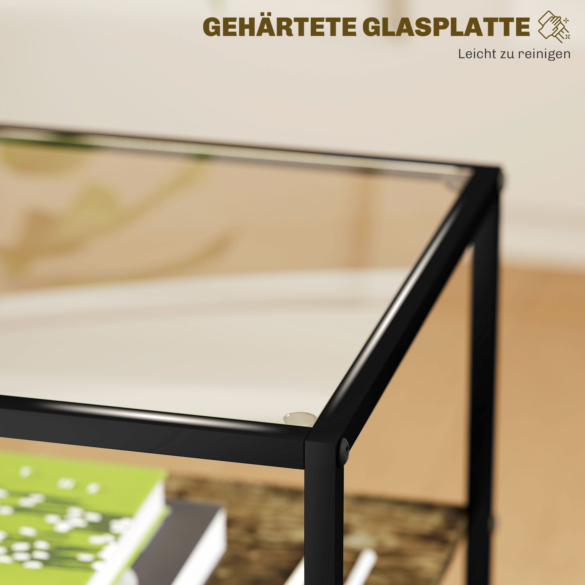 Nahaufnahme eines Beistelltisches mit Glasplatte, schwarzem Metallrahmen und einem Regal mit Büchern.