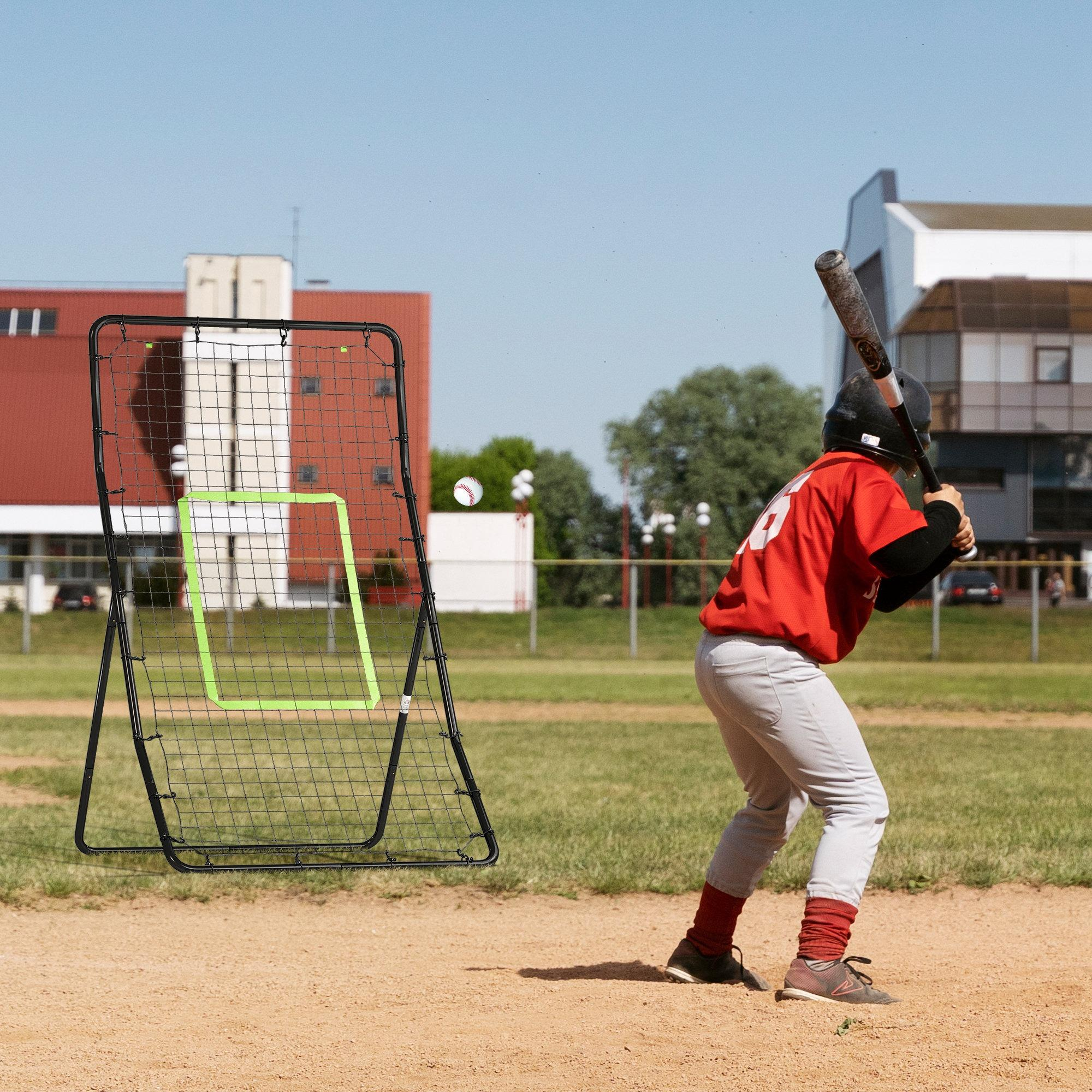 Baseballspieler schwingt den Schläger. Ein Netz steht hinter ihm auf dem Feld. Gebäude befinden sich im Hintergrund.