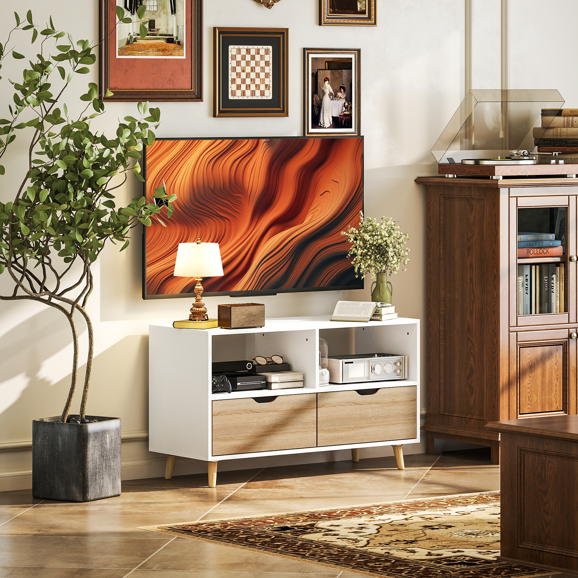 Wohnzimmer mit weißem und braunem TV-Ständer, einem Fernseher, Pflanzen und Bildern an der Wand.
