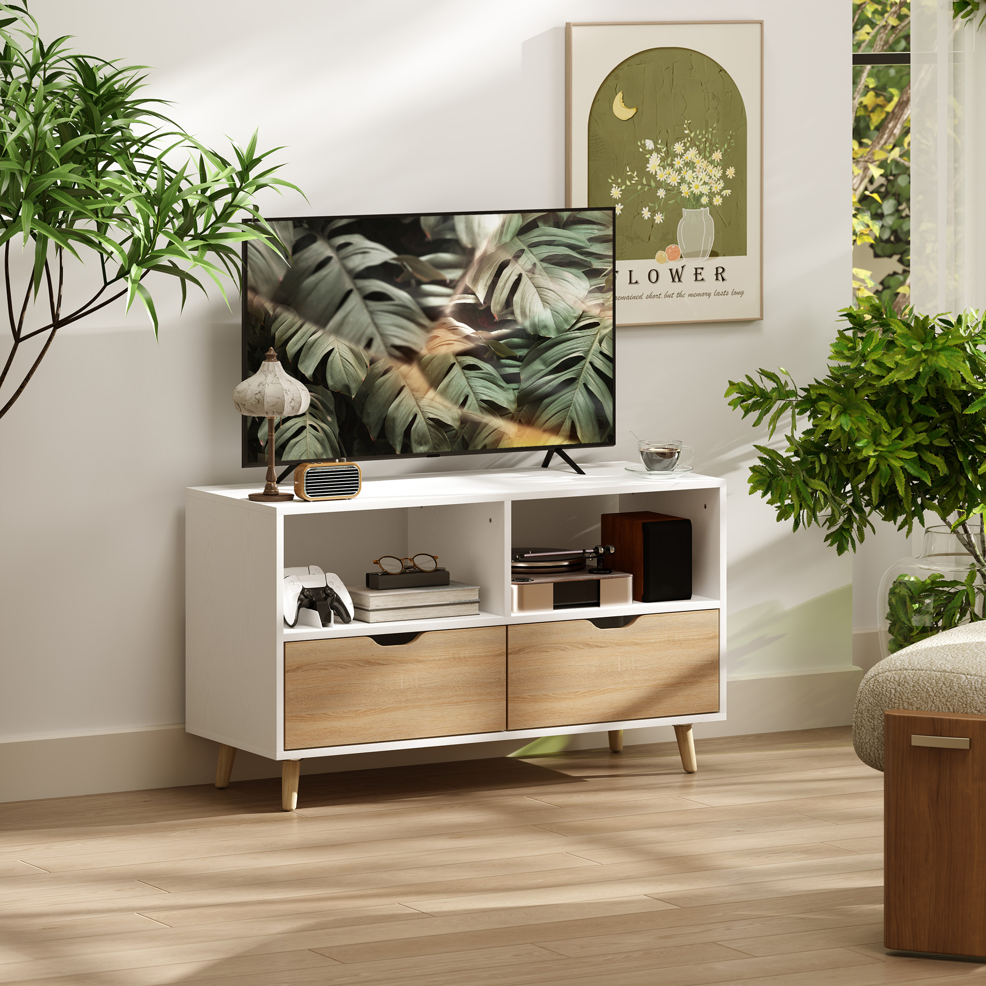 Wohnzimmer mit einem weißen und braunen TV-Ständer, einem Fernseher und Pflanzen.