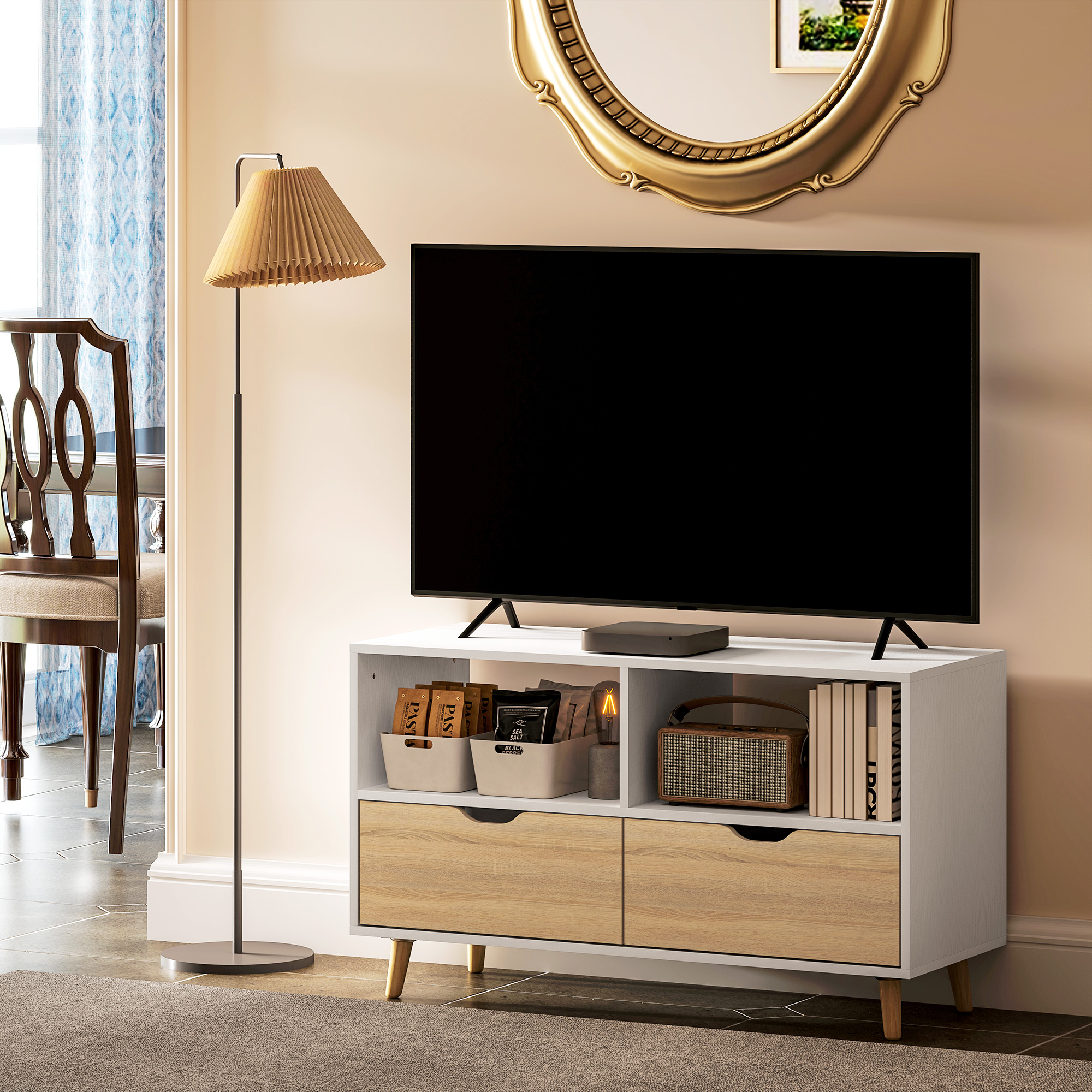 Wohnzimmer mit weißem und braunem TV-Ständer, Fernseher, Lampe und Deko.