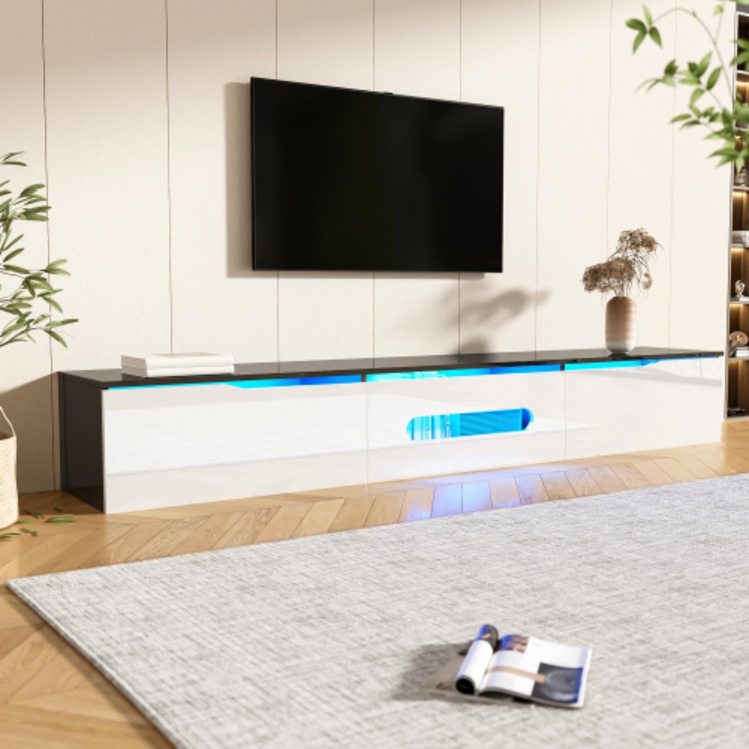 Moderner weißer TV-Ständer mit schwarzer Oberseite, TV und blauer LED-Beleuchtung.