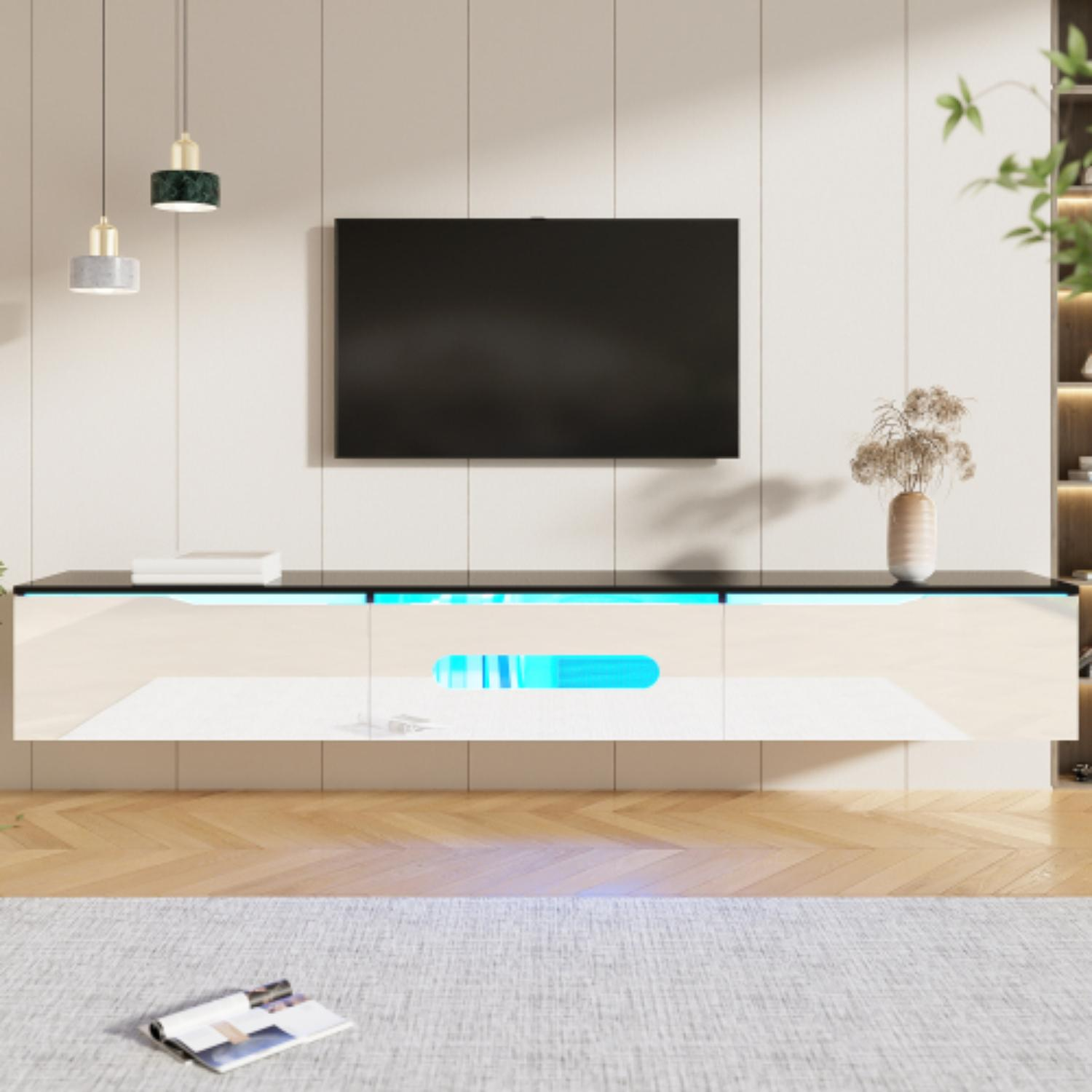 Modernes Wohnzimmer, mit TV, weißem Schrank und Holzboden.