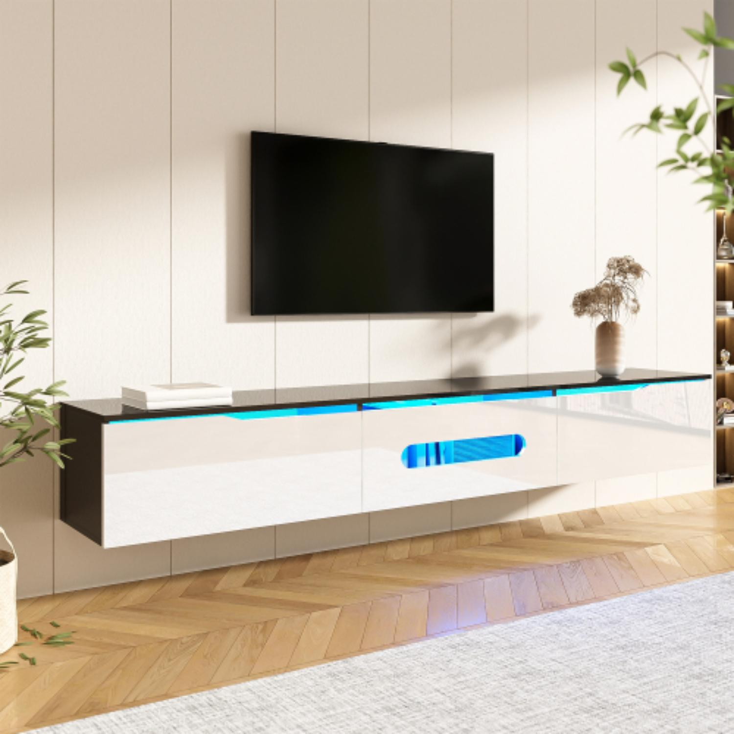 Wohnzimmer mit weißem Schwebeschrank, TV und Vase mit Trockenblumen.