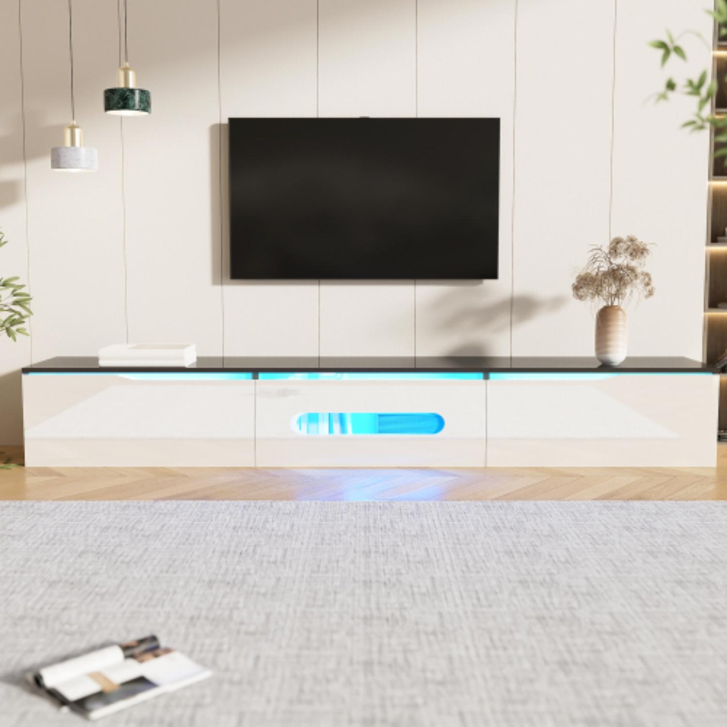 Ein moderner weißer TV-Ständer mit blauen Lichtern. Ein schwarzer Fernseher ist an der Wand montiert.