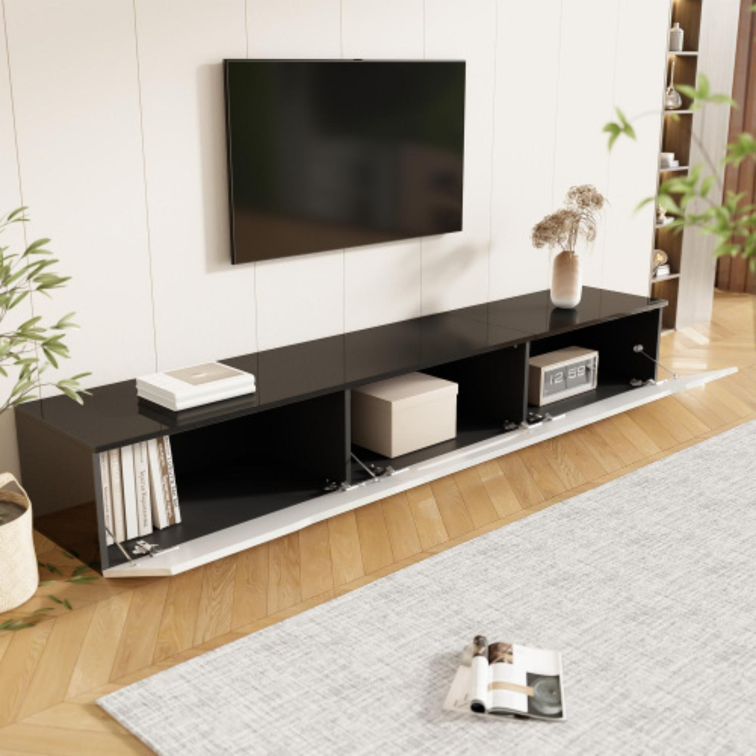 Wohnzimmer, TV, Schwebeschrank, offene Schranktüren mit Büchern und Uhr oben drauf.