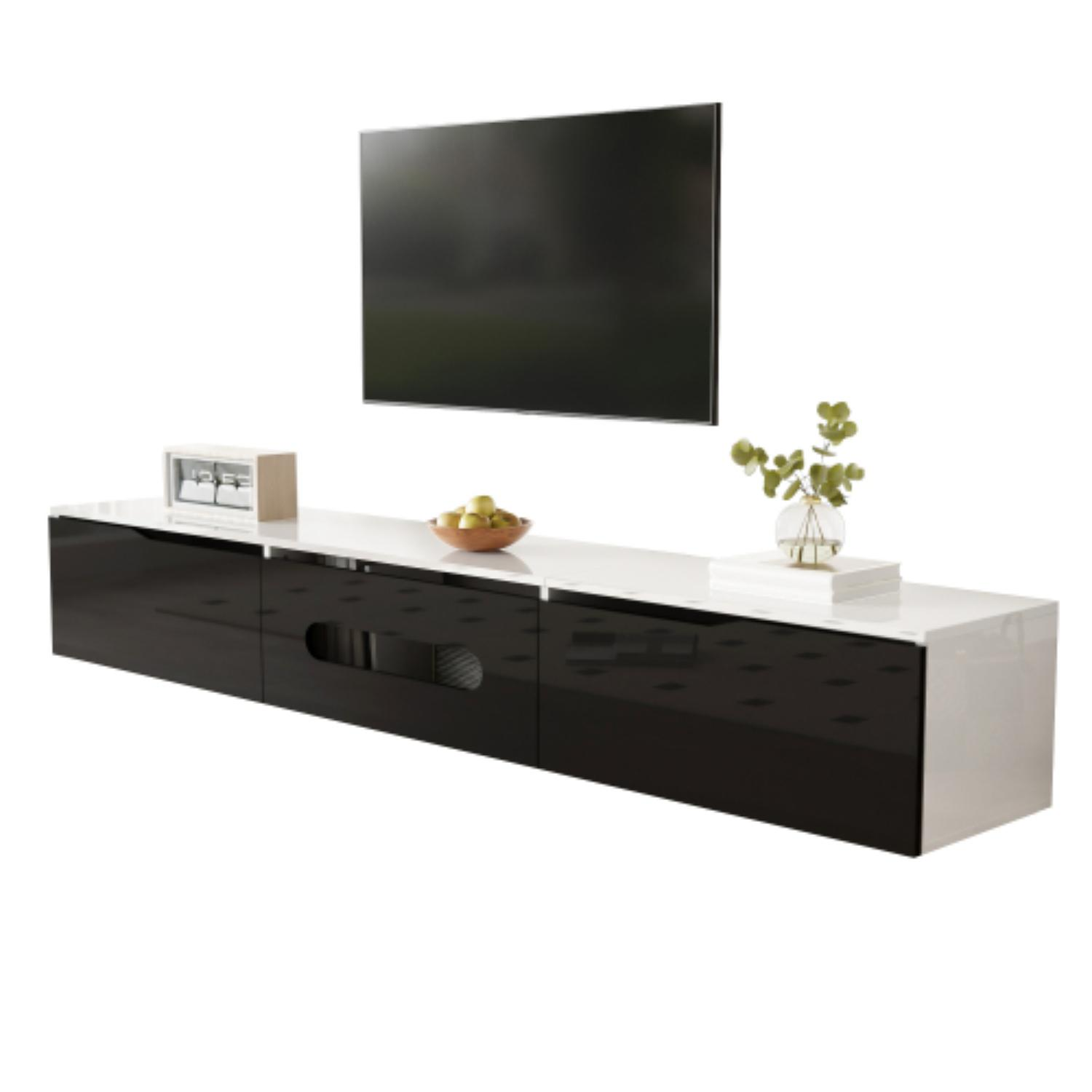 Ein moderner schwarz-weißer TV-Ständer mit montiertem Fernseher. Weißer Wandhintergrund.