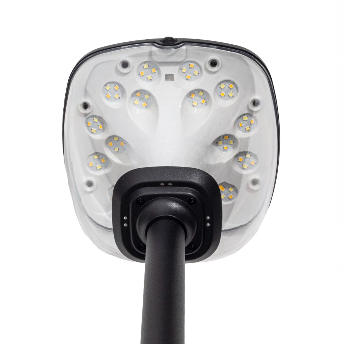 Een omhoog gerichte blik op een witte en transparante buitenlamp met LED-verlichting.