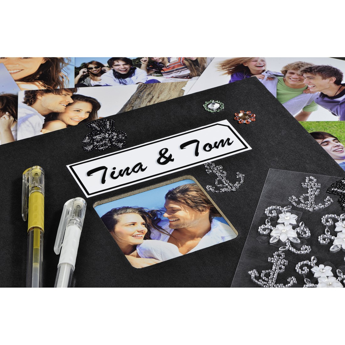 Czarna strona albumu ze zdjęciami, długopisami i ozdobami. Tekst brzmi 'Tina & Tom'.