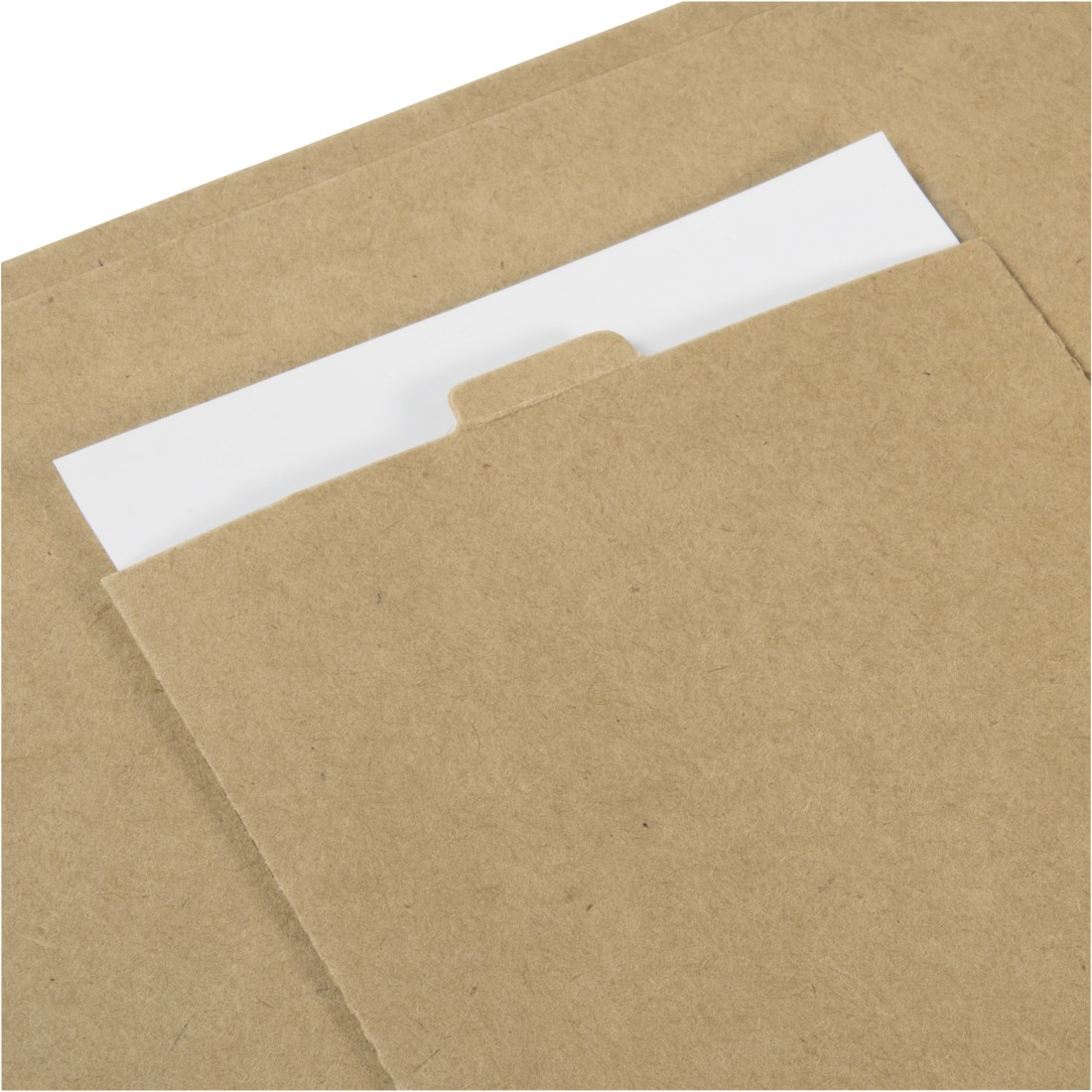 Brązowa teczka z białym papierem w środku.