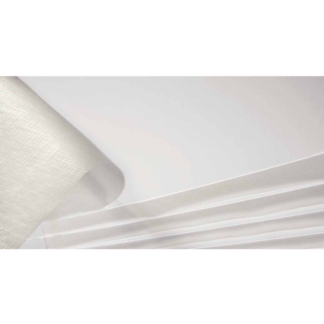 Biały papier z błyszczącym, teksturowanym wzorem z odbiciem światła.