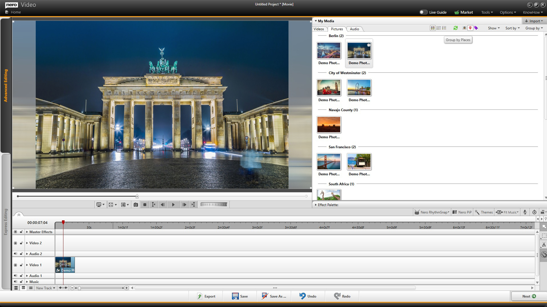 Video-editing software interface met een stadslandschapvideo en miniaturen van andere video's.
