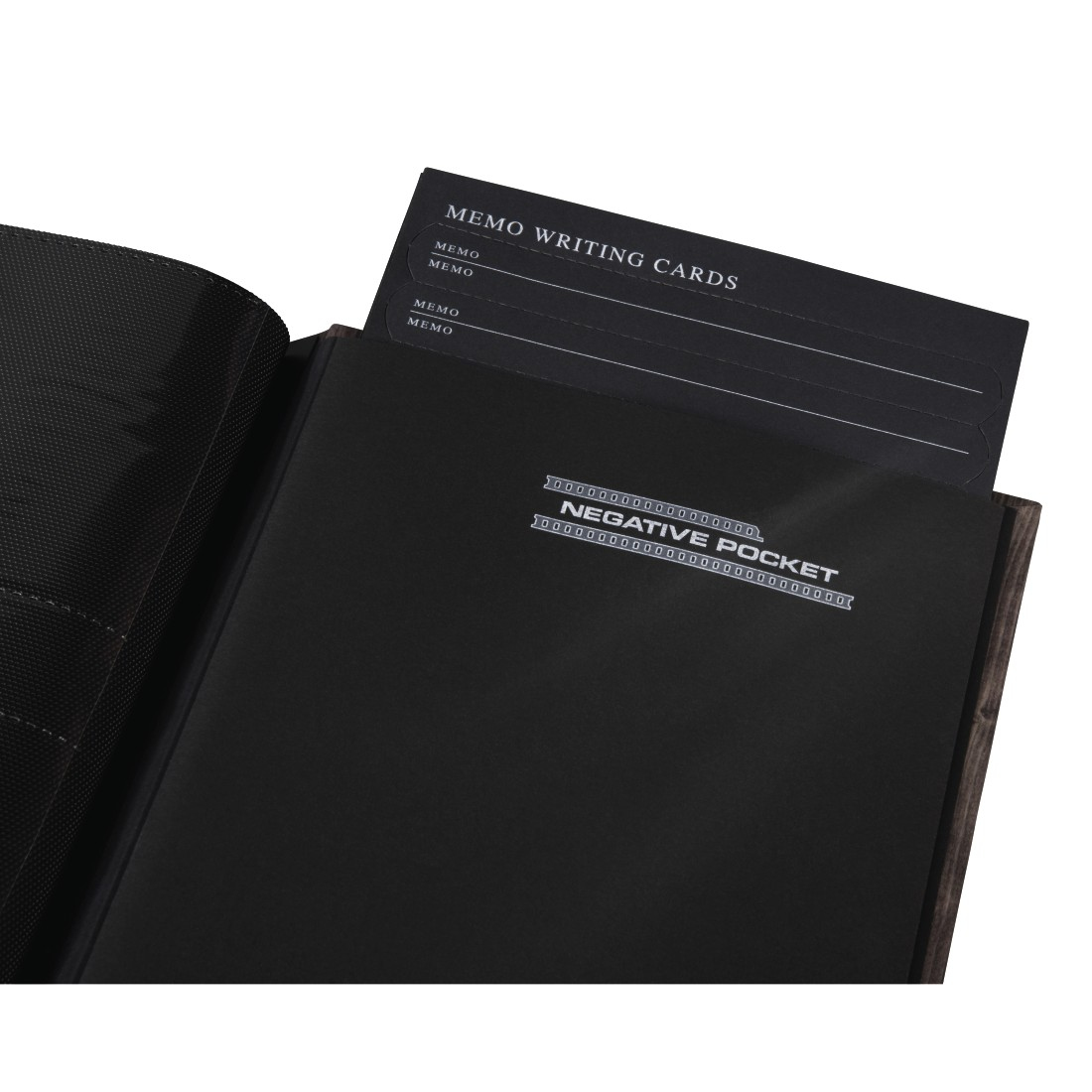 Zbliżenie wnętrza albumu fotograficznego. Czarne strony z kartami do notatek i kieszenią na negatywy.