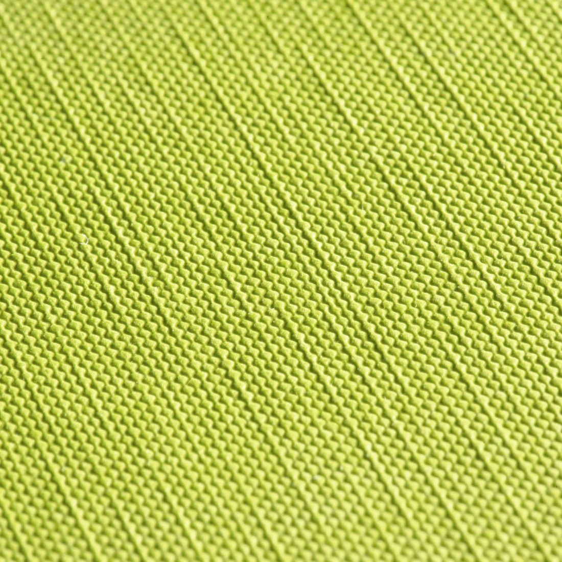 Zbliżenie na teksturowaną zieloną powierzchnię z diagonalnym wzorem.