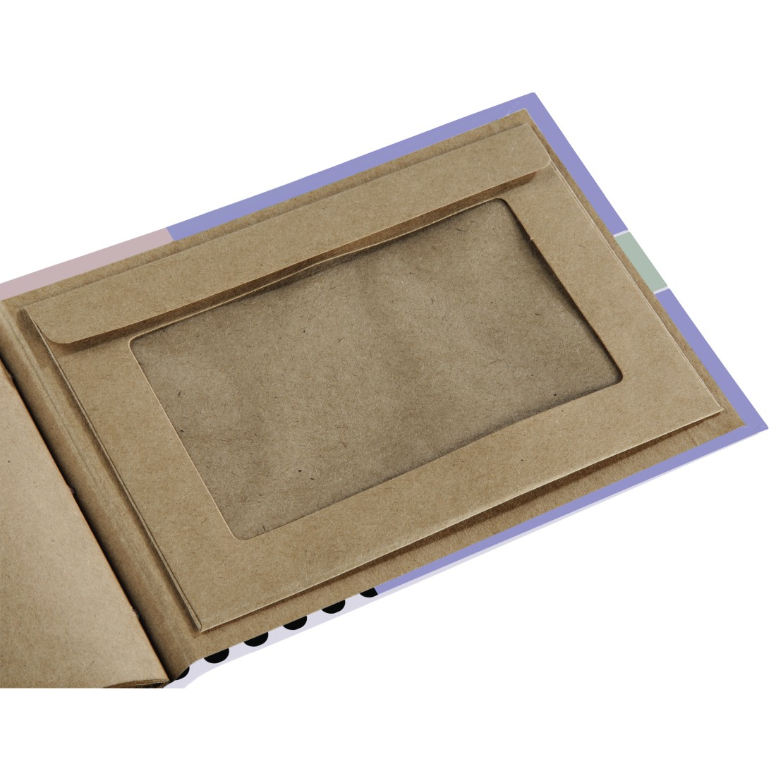 Otwarty album ze zdjęciami. Brązowy karton obramowuje okno. Fioletowa i zielona ramka.