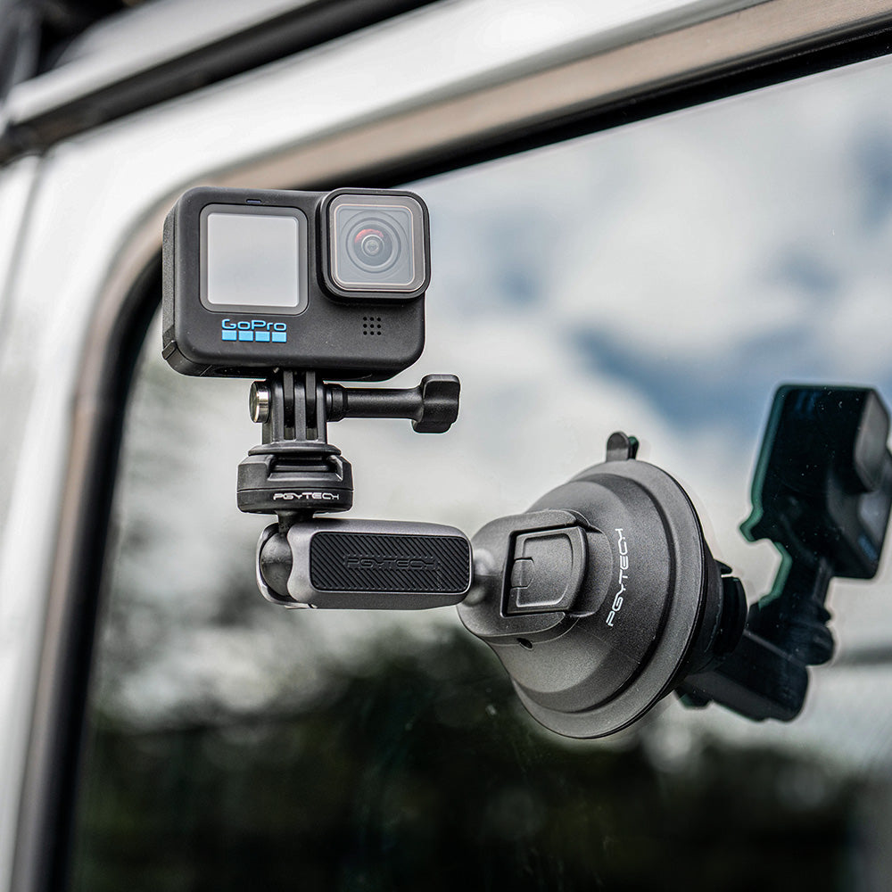 Eine GoPro-Kamera, montiert an einem Autofenster mit Saugnapfhalterung.