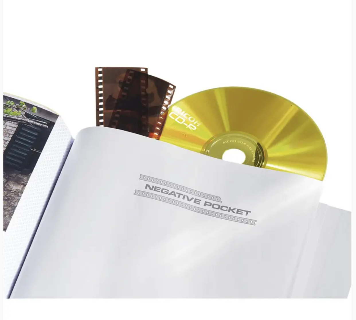 Otwarty album ze zdjęciami z paskami filmu i złotą płytą CD. Białe tło.