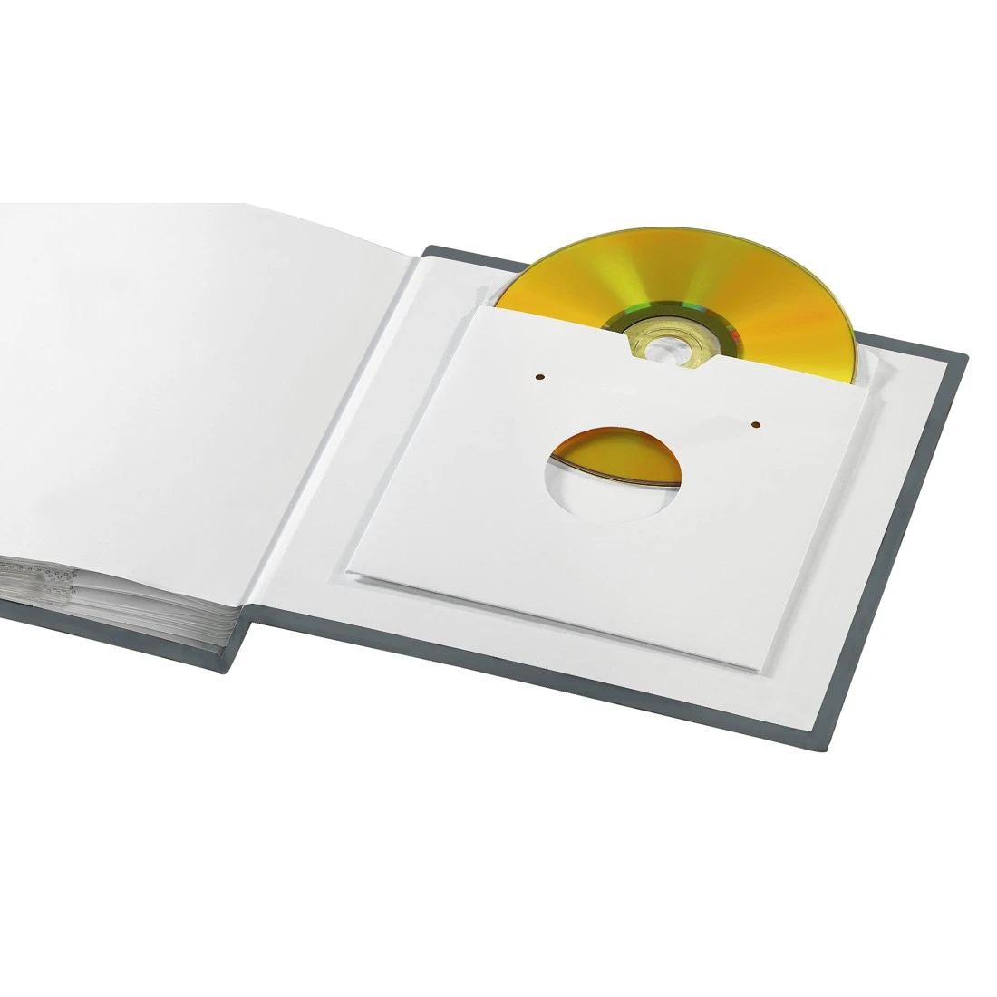 Offenes Fotoalbum mit CD in einem Umschlag. Weißer Hintergrund.